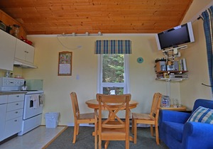 Top floor one bedroom apartment steps to Creekside Gondola sleeps 4