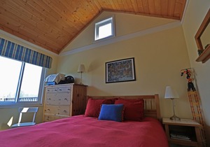 Top floor one bedroom apartment steps to Creekside Gondola sleeps 4