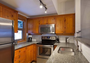 Townhome w/Mountain View, Hot Tub & BBQ, Free Bus