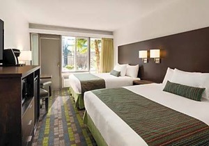 Travelodge by Wyndham Victoria Airport Sidney