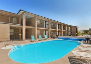 Travelodge by Wyndham Kamloops Mountview