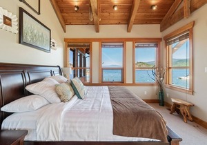 "true" Shuswap Lakefront Property - Lake Access out Your Back Door!