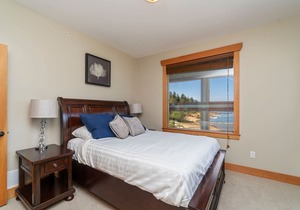 "true" Shuswap Lakefront Property - Lake Access out Your Back Door!