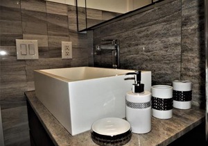 TVHR - Luxury Condos in Heart of Downtown with Breakfast
