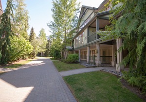 Upgraded Whistler Village Condo. BBQ on the Deck, Pool and Hot Area