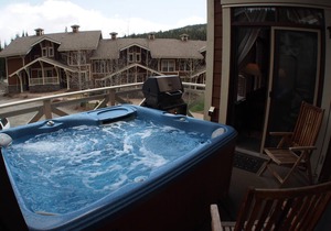 Upper floor 2 bedroom condo, very close to ski-in/out trails