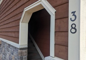 Upper floor 2 bedroom condo, very close to ski-in/out trails