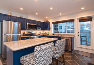 Upper Village 5 Star townhouse, Private hot tub, Tranquil setting