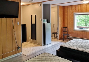 Walk out deck room 2. Minutes From the Lake, Dorset Tower, Bars and Restaurants.