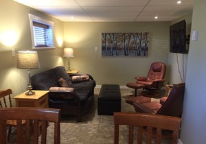 Walk to Hospital, business and restaurant district - Downstairs Suite -