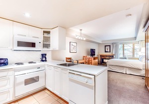 Walk-to-lift studio with mountain views, fireplace, jetted tub, & gym access