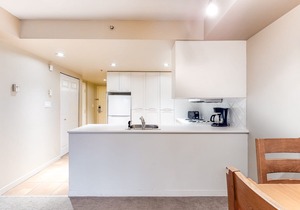 Walk-to-lift studio with mountain views, fireplace, jetted tub, & gym access