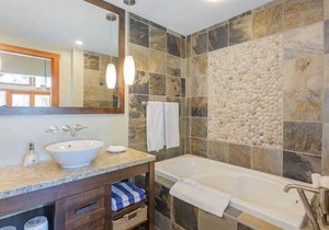 Waterfront Cottage - Mayne Island Resort