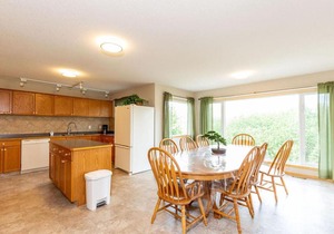 Waterton Country Villas - Whole House! Sleeps 32!!