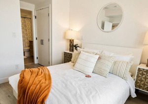West facing lake views from DT Condo, Sleeps 4 W/ Rooftop Patio! Close to shopping, restaurant and bars, 2 minute walk to waterfront.