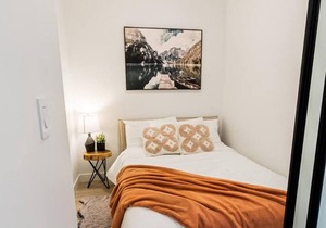 West facing lake views from DT Condo, Sleeps 4 W/ Rooftop Patio! Close to shopping, restaurant and bars, 2 minute walk to waterfront.