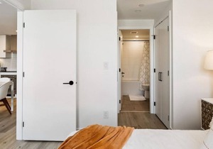 West facing lake views from DT Condo, Sleeps 4 W/ Rooftop Patio! Close to shopping, restaurant and bars, 2 minute walk to waterfront.
