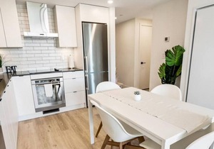 West facing lake views from DT Condo, Sleeps 4 W/ Rooftop Patio! Close to shopping, restaurant and bars, 2 minute walk to waterfront.