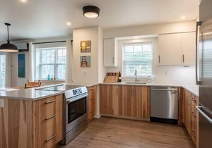 Wolfville Fabulous Downtown Suite with Parking, AC, Laundry