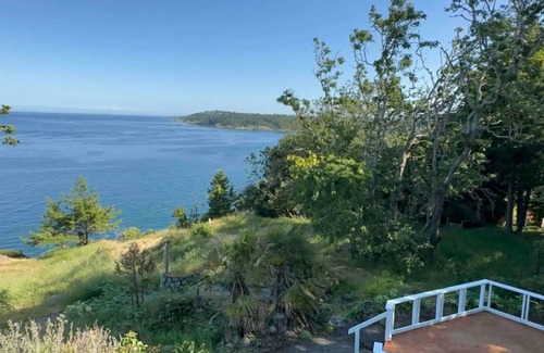 Gordon Head House | 1.7 Acres Beautiful waterfront house near downtown and UVIC