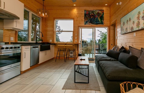 Sooke House | 1-Bedroom Knotty Pine Cabin w/Sauna & Jacuzzi