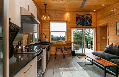 Sooke House | 1-Bedroom Knotty Pine Cabin w/Sauna & Jacuzzi
