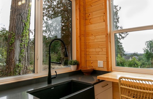 Sooke House | 1-Bedroom Knotty Pine Cabin w/Sauna & Jacuzzi
