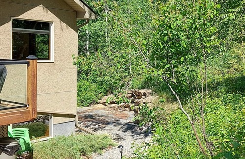 East Kootenay House | 1 min to golf course, 5 min to ski hill and hot springs