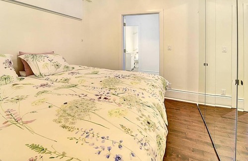 Outremont Apartment | #13 · Luxury Business suite! Outremont