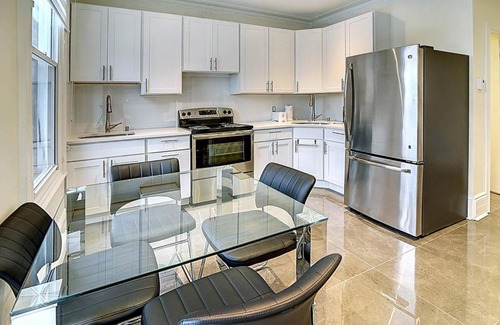 Outremont Apartment | #13 · Luxury Business suite! Outremont