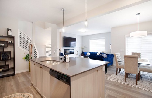 Northwest Calgary House | 16 Person Luxury Escape/DBL Suite