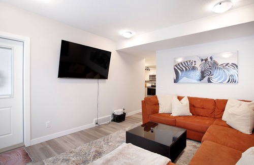 Northwest Calgary House | 16 Person Luxury Escape/DBL Suite