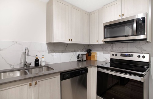 Northwest Calgary House | 16 Person Luxury Escape/DBL Suite