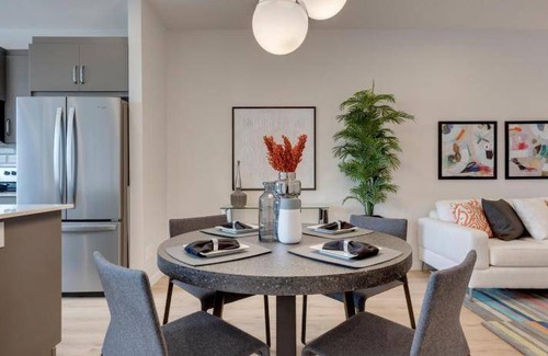 Southeast Calgary House | 177 m² House ∙ 3 bedrooms ∙ 8 guests