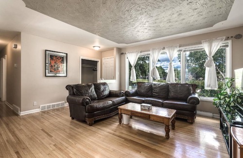 Southwest Calgary House | 180 m² House ∙ 4 bedrooms ∙ 9 guests