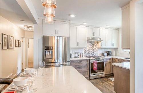 Southwest Calgary House | 186 m² House ∙ 4 bedrooms ∙ 10 guests