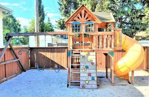 Southwest Calgary House | 186 m² House ∙ 4 bedrooms ∙ 10 guests