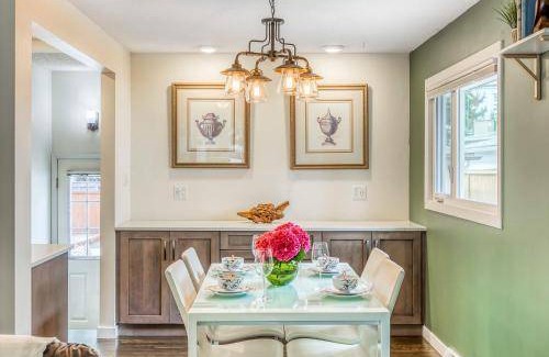 Southwest Calgary House | 186 m² House ∙ 4 bedrooms ∙ 10 guests