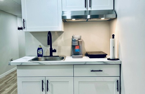Transcona Apartment | 2 Bed rooms|Private entrance|Free Parking|Self-Check-in into our Upscale Haven.