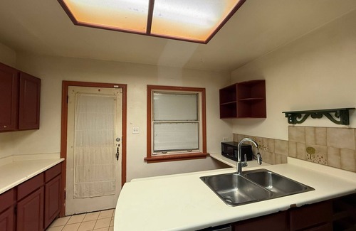 West Point Grey House | 2 Bedroom Main Floor Near Kitsilano Beach, Downtown and UBC