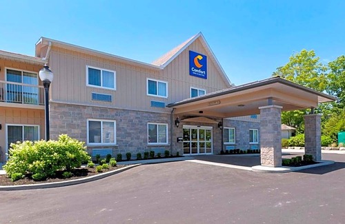 Gananoque Hotel | 2-Star Hotel ∙ Comfort Inn & Suites Thousand Islands Harbour District