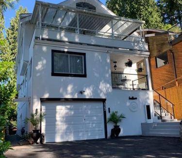 Central Lonsdale Bed & Breakfast | 21 m² Bed and breakfast ∙ 2 bedrooms ∙ 4 guests