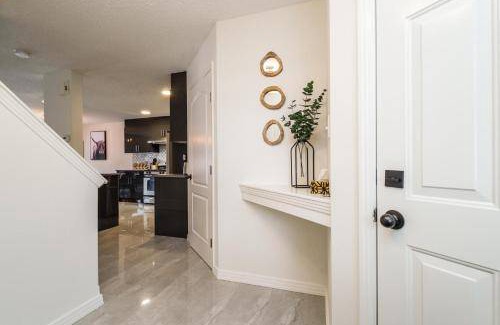 Southeast Edmonton Villa | 214 m² Villa ∙ 4 bedrooms ∙ 10 guests