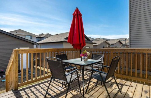 Northeast Edmonton House | 217 m² House ∙ 5 bedrooms ∙ 12 guests