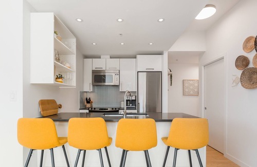 Downtown Eastside Apartment | 2B1B Penthouse With Panoramic Ocean View + Free Parking Stall