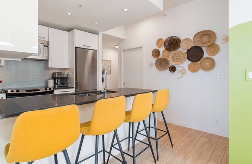 Downtown Eastside Apartment | 2B1B Penthouse With Panoramic Ocean View + Free Parking Stall