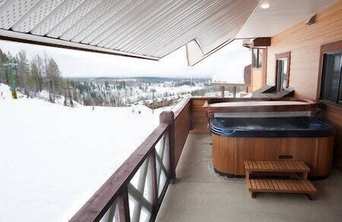 East Kootenay Condo | 3 Bedroom Condo with PRIVATE HOT TUB | BBQ Grills + FREE Wi-Fi
