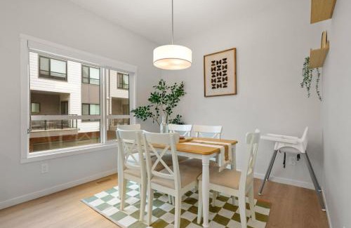 Seton House | 3 Bedroom Luxurious Seton Town Home with Central AC and Lake View