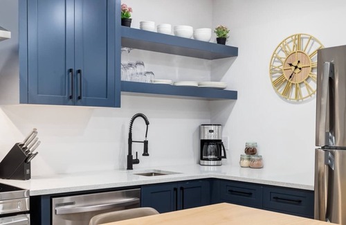 Glenbrook House | 3 King Beds, HotTub, Double Car Garage, 2 Full Kitchens