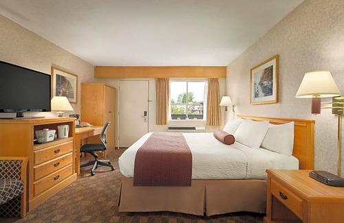 Gorge -Tillicum Area Hotel | 3-Star Hotel ∙ Days Inn by Wyndham Victoria Uptown